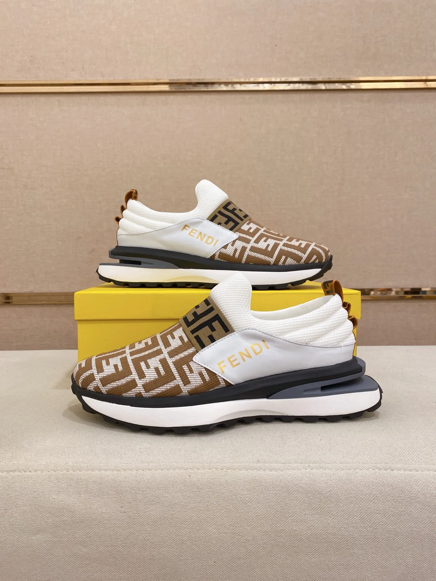 Men's shoes 💰 462💰 (FENDI) New style 👊🏻 upper 🇮🇹 imported cowhide fabric 🇩🇪 lining imported sheepskin lining. The original outsole is molded to highlight the identity of every man, and the upper foot is stable and stable🚶🏻🚶🏻The high-end custom counters reproduce the original version📯No matter the wind or rain, the shoe last remains unchanged and can withstand the verification of time🔍️,🔵 Size: 38-44 (45 is custom-made and cannot be returned or exchanged